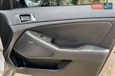 Седан Kia Optima 2012 в 