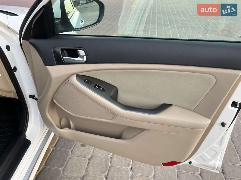 Седан Kia Optima 2014 в Полтаве