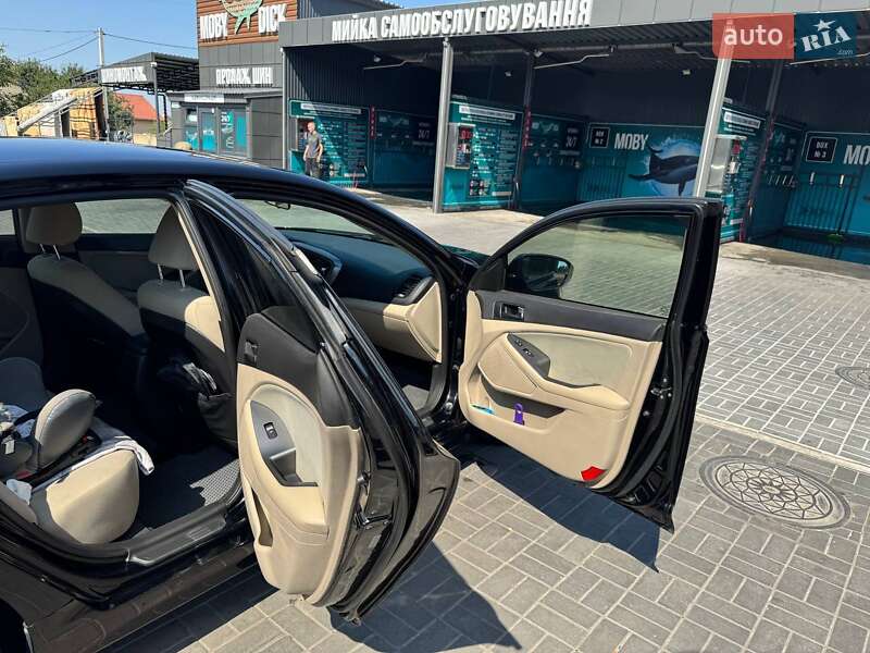 Седан Kia Optima 2015 в Запорожье