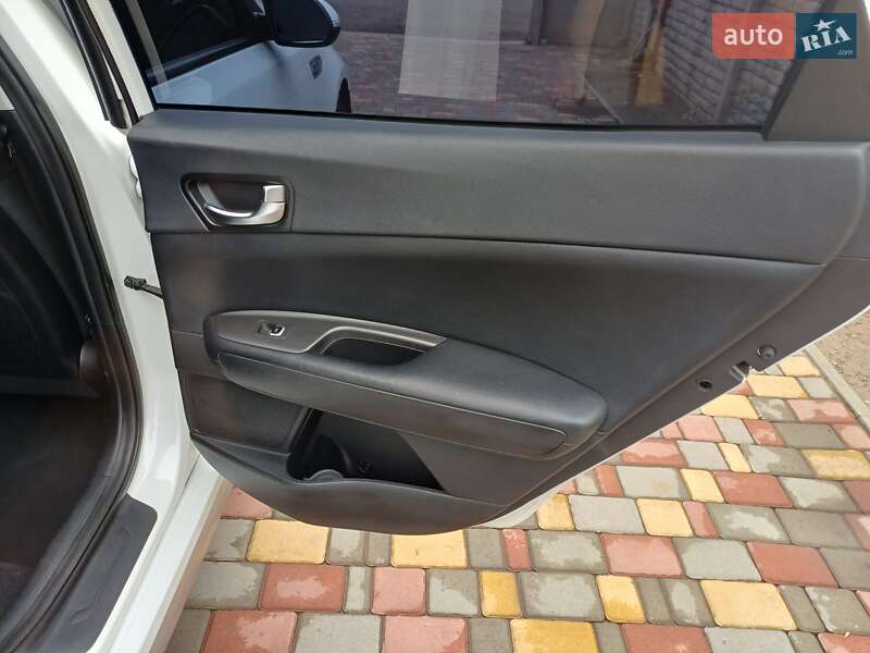 Седан Kia Optima 2016 в Черноморске