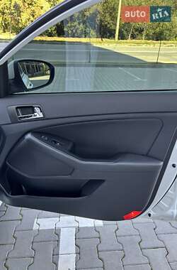 Седан Kia Optima 2012 в 
