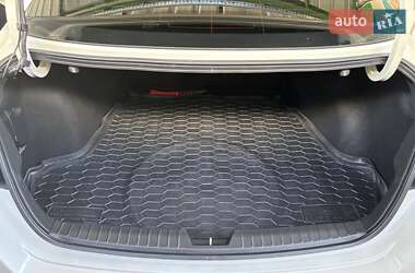 Седан Kia Optima 2012 в 