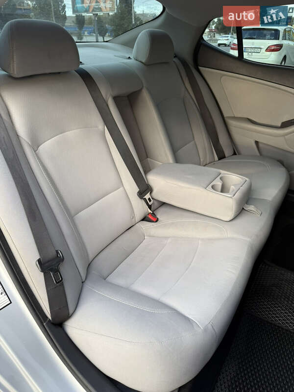 Седан Kia Optima 2012 в Киеве