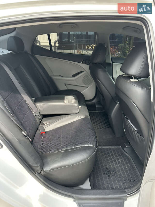 Седан Kia Optima 2013 в Киеве