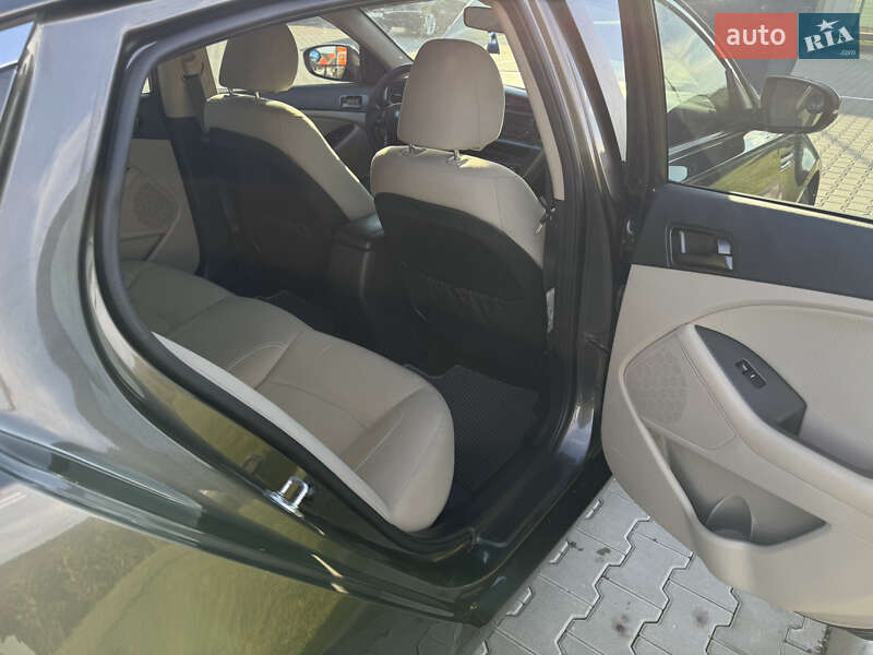 Седан Kia Optima 2013 в Виннице