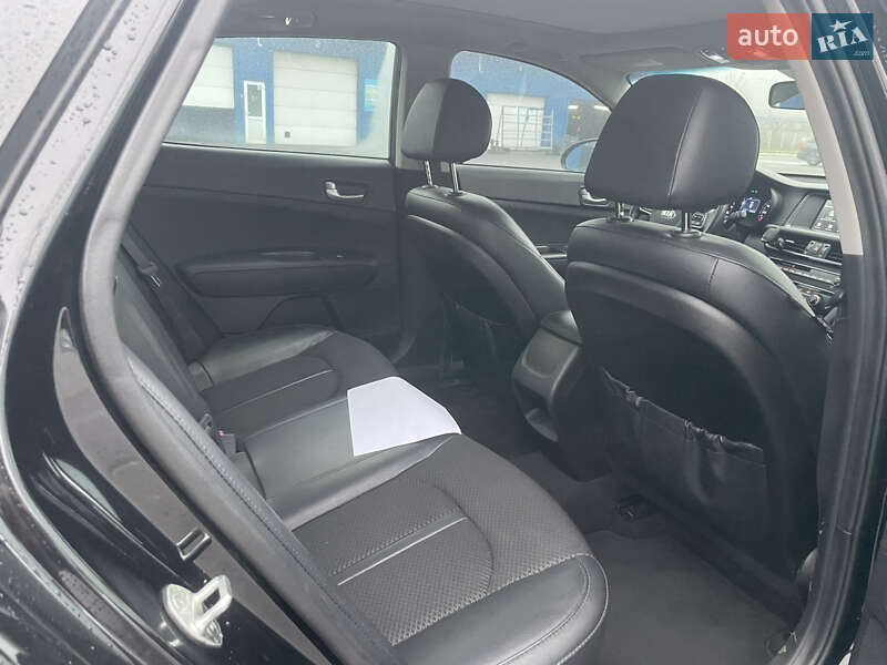 Седан Kia Optima 2017 в Киеве
