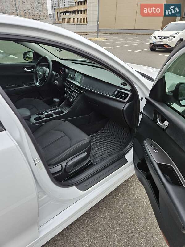 Седан Kia Optima 2017 в Киеве