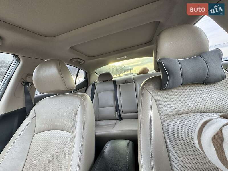 Седан Kia Optima 2012 в Кривому Розі