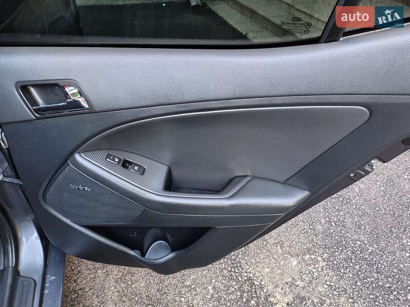 Седан Kia Optima 2012 в Запоріжжі