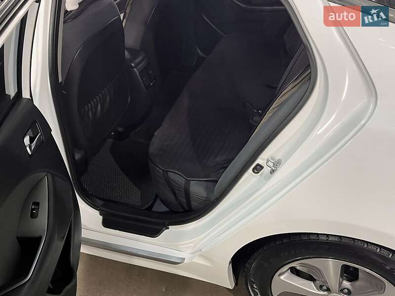 Седан Kia Optima 2015 в Апостолово