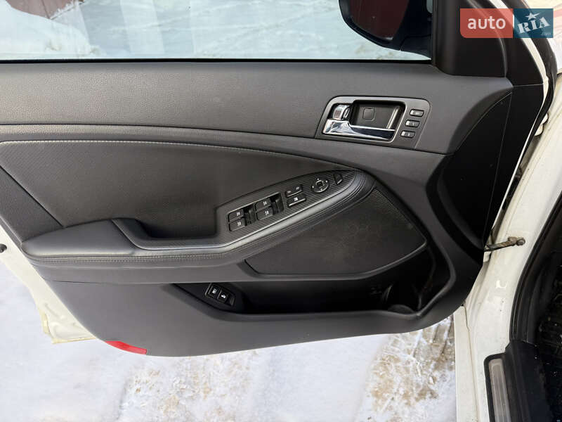 Седан Kia Optima 2012 в Ирпене