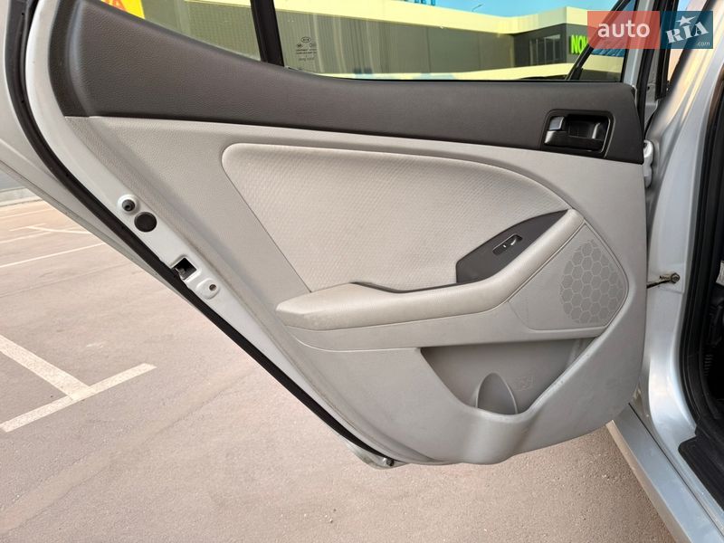 Седан Kia Optima 2012 в Києві