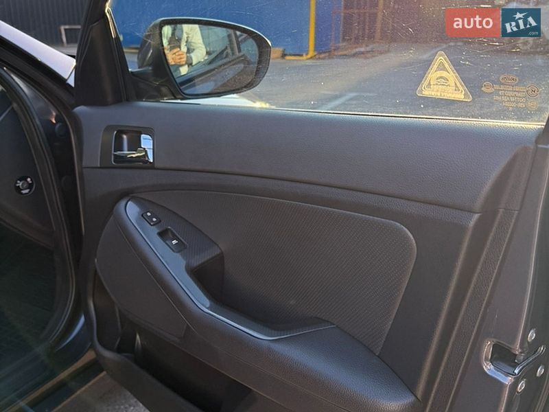 Седан Kia Optima 2012 в Києві