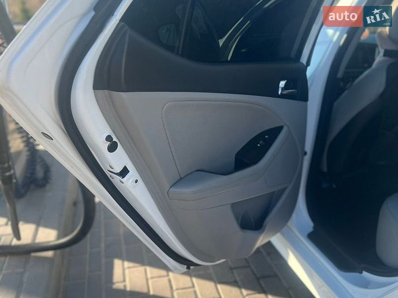 Седан Kia Optima 2013 в Золочеві