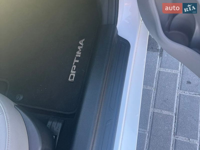 Седан Kia Optima 2013 в Золочеві