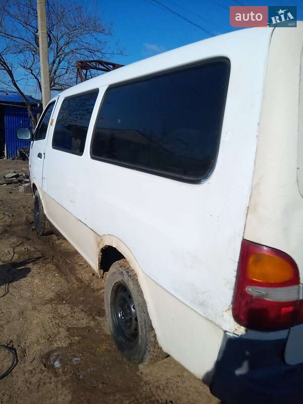 Минивэн Kia Pregio 2004 в Сарате