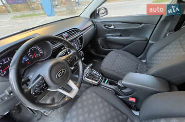 Хэтчбек Kia Rio X-Line 2018 в 