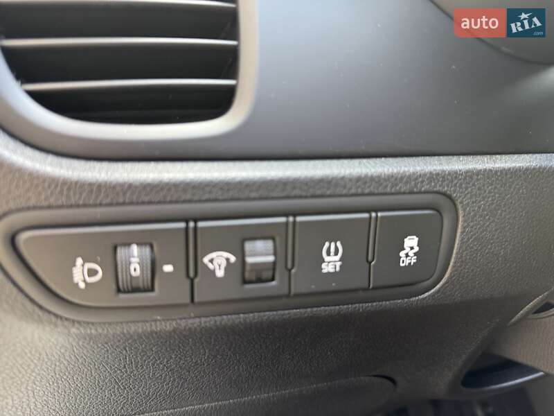 Позашляховик / Кросовер Kia Rio X-Line 2018 в Києві фото 39 Позашляховик / Кросовер Kia Rio X-Line 2018 в Києві