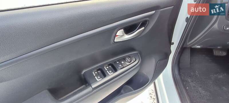 Позашляховик / Кросовер Kia Rio X-Line 2018 в Василькові