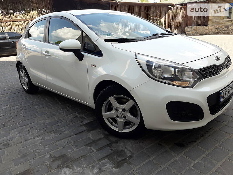 Хетчбек Kia Rio 2012 в 