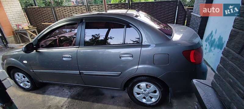 Седан Kia Rio 2011 в Кривом Роге