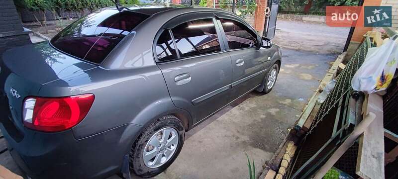 Седан Kia Rio 2011 в Кривом Роге
