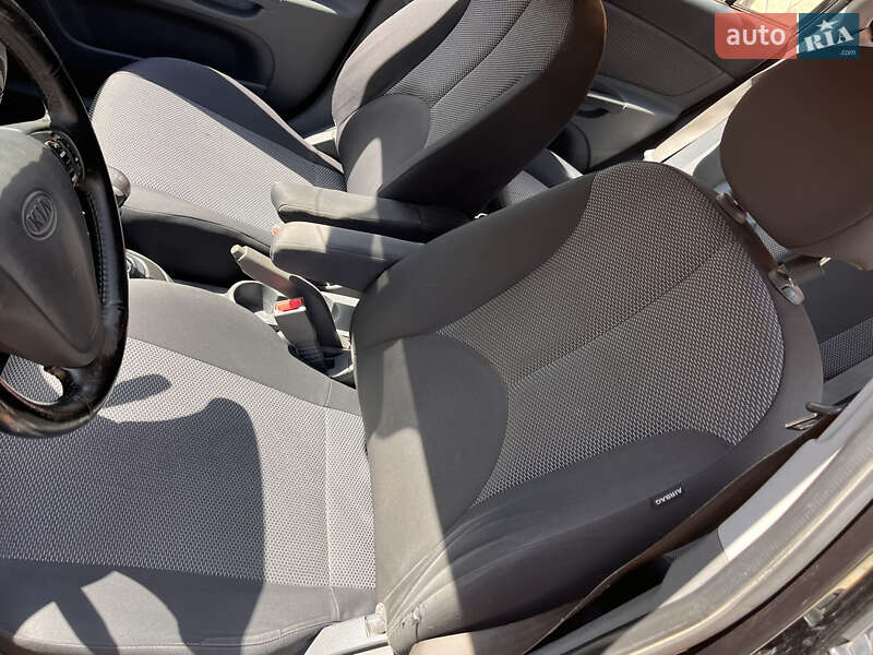 Хэтчбек Kia Rio 2009 в Виннице