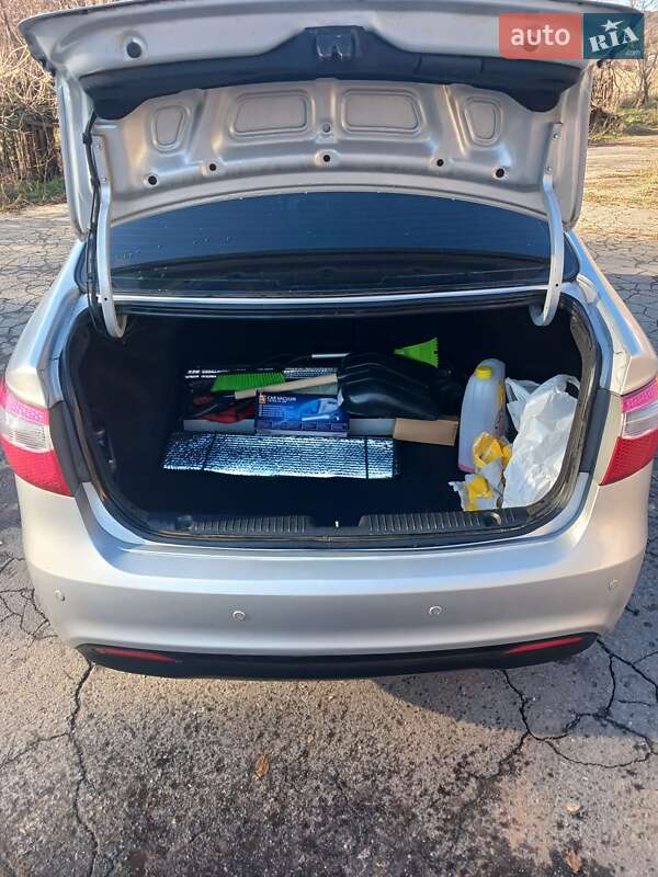 Седан Kia Rio 2013 в Кривом Роге