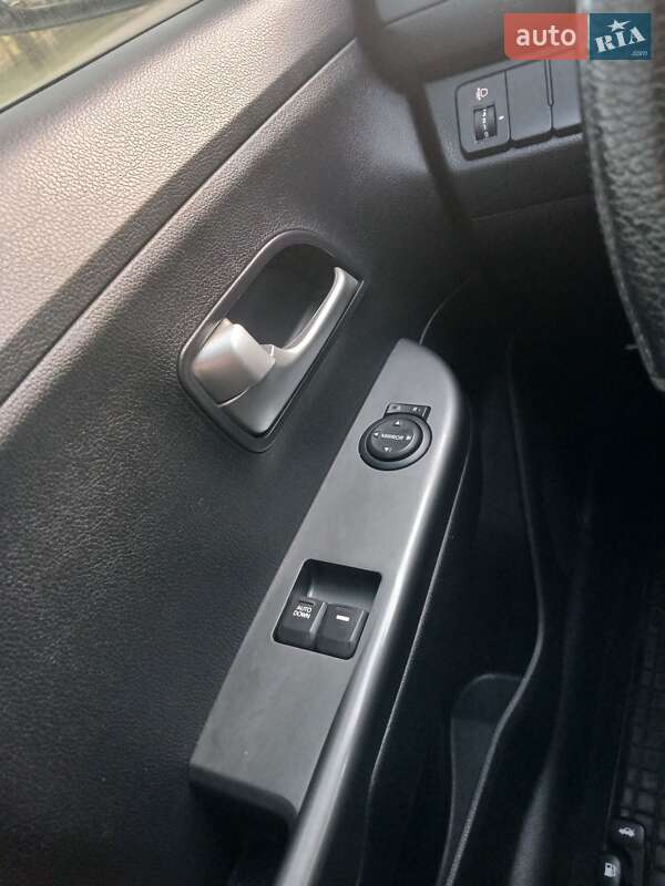 Седан Kia Rio 2013 в Кривом Роге