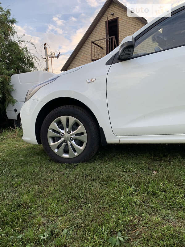 Седан Kia Rio 2017 в Іванковичах