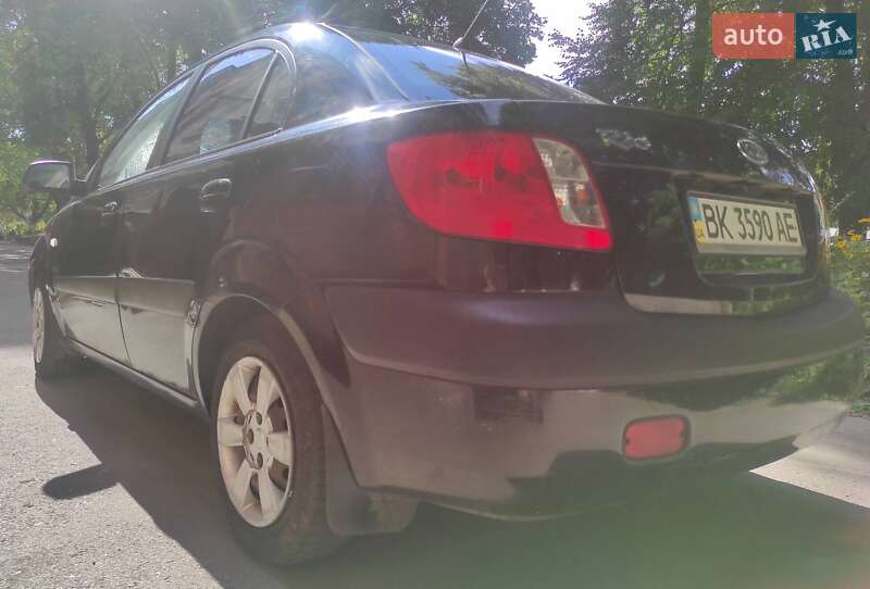 Седан Kia Rio 2006 в Ровно