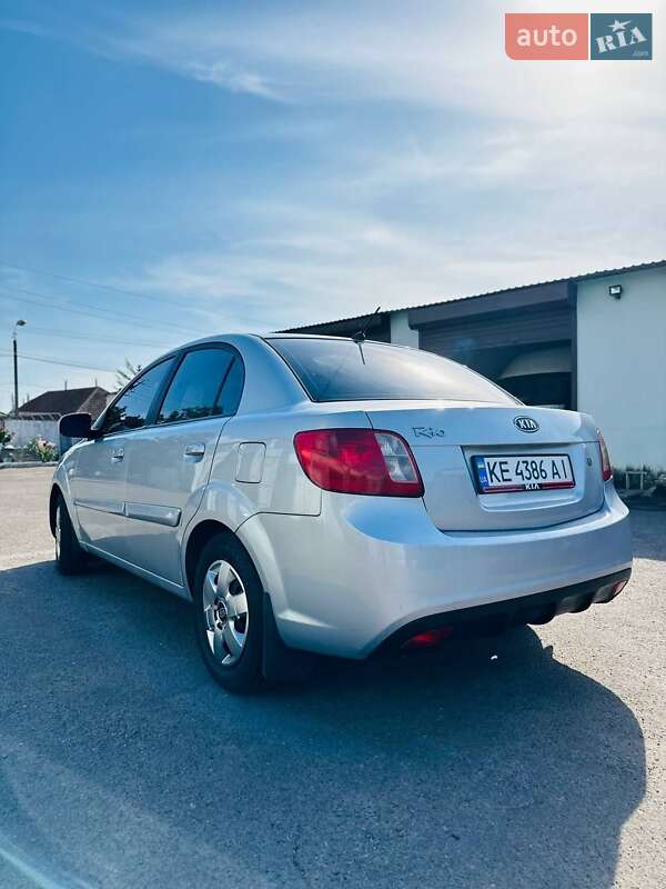 Седан Kia Rio 2010 в Днепре