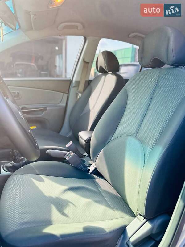 Седан Kia Rio 2010 в Днепре