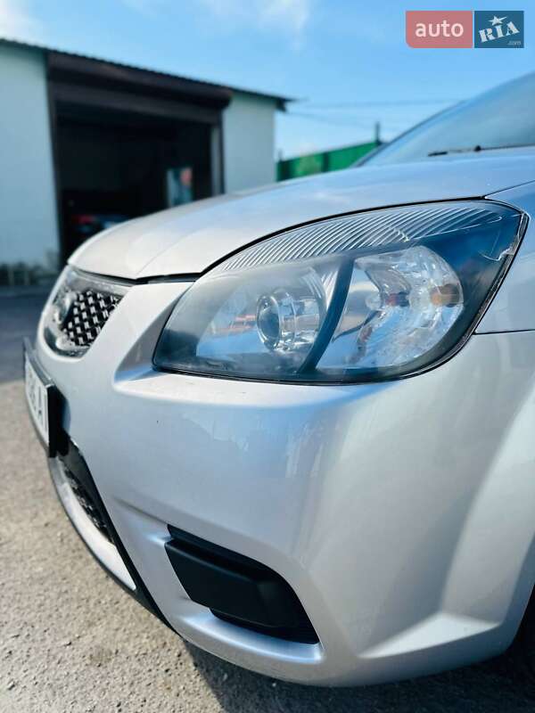 Седан Kia Rio 2010 в Днепре