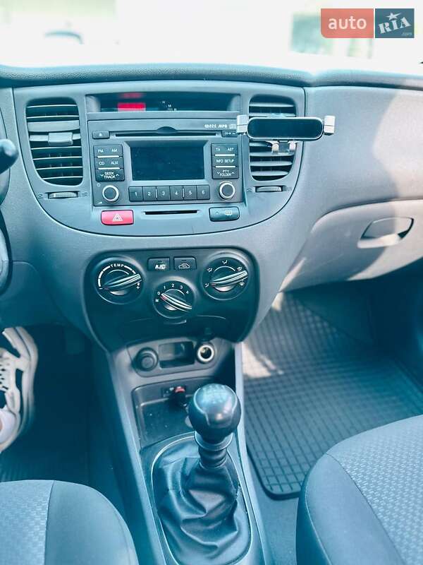 Седан Kia Rio 2010 в Днепре