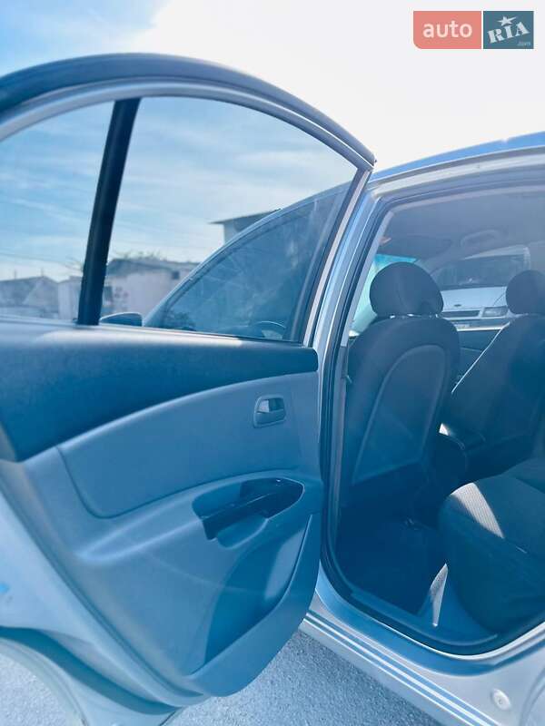 Седан Kia Rio 2010 в Днепре