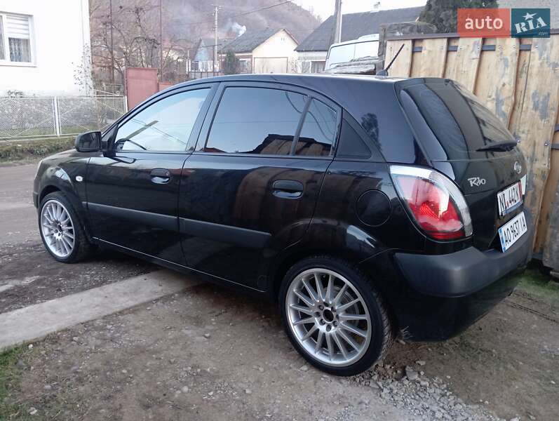 Хэтчбек Kia Rio 2009 в Хусте