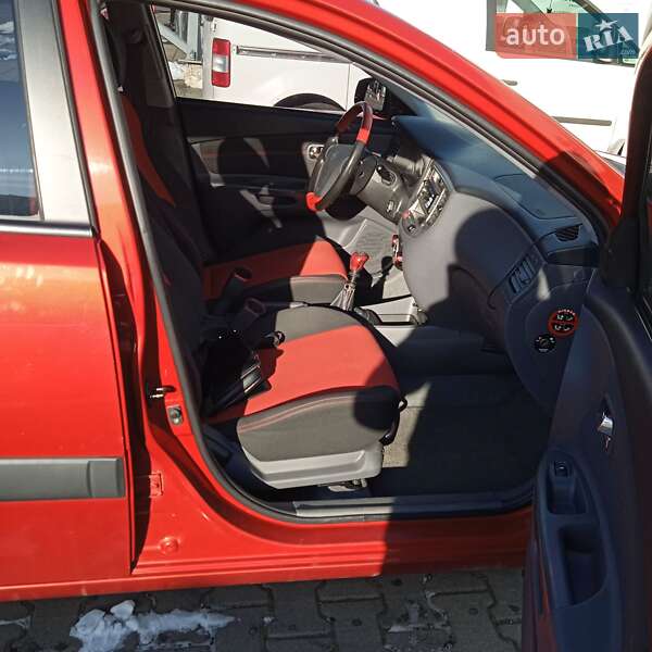 Хэтчбек Kia Rio 2005 в Черновцах