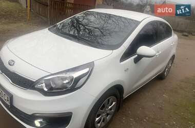 Седан Kia Rio 2015 в Ромнах