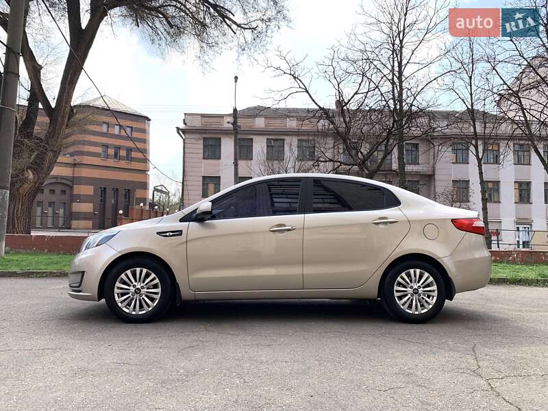 Седан Kia Rio 2013 в Кривому Розі