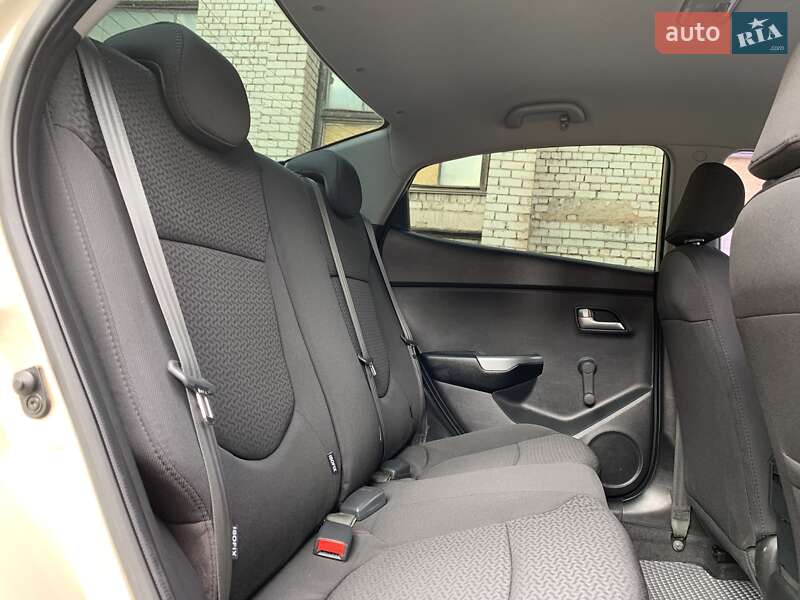 Седан Kia Rio 2013 в Кривому Розі