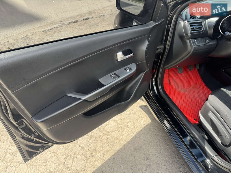 Седан Kia Rio 2013 в Полтаві