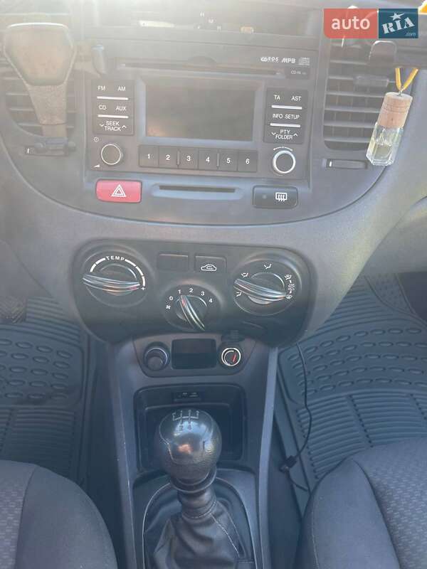 Седан Kia Rio 2011 в Рівному
