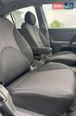 Хэтчбек Kia Rio 2006 в 