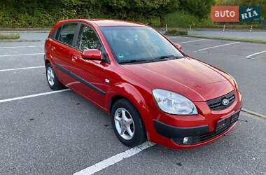 Хэтчбек Kia Rio 2005 в 