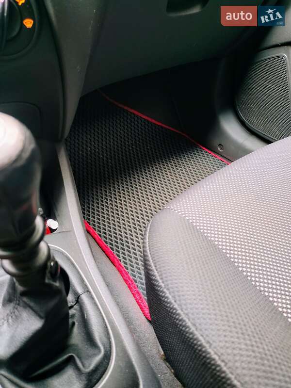 Хетчбек Kia Rio 2005 в Харкові