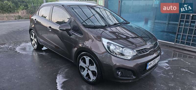 Хэтчбек Kia Rio 2012 в 