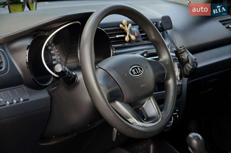 Седан Kia Rio 2011 в Сарнах