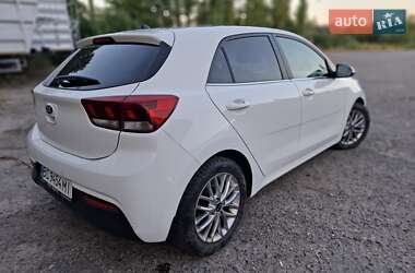 Хэтчбек Kia Rio 2017 в 