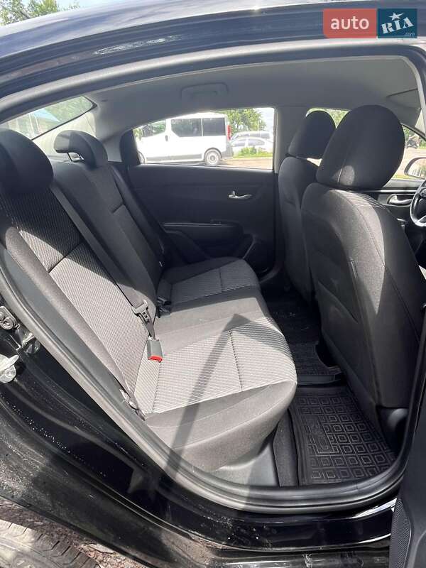 Седан Kia Rio 2017 в Прилуках